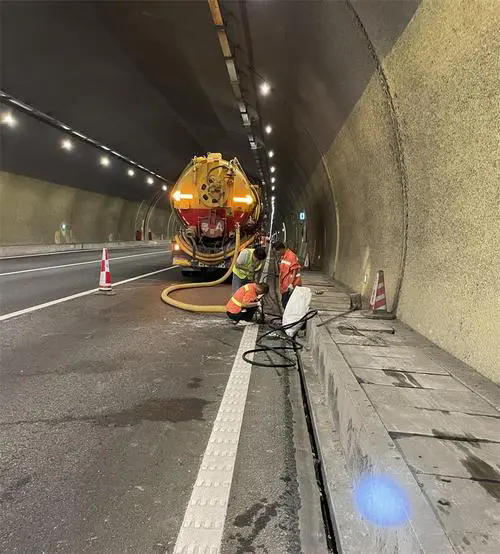 龙圩隧道排水渠清淤